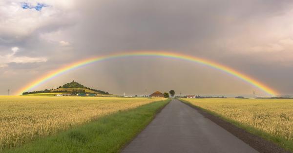 Regenbogen über dem Desenberg