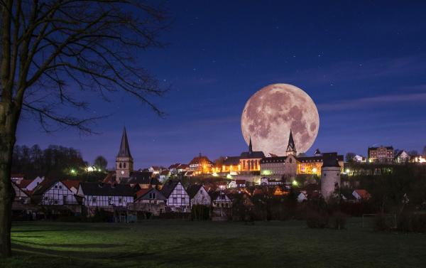 Warburg, Südansicht bei nacht.