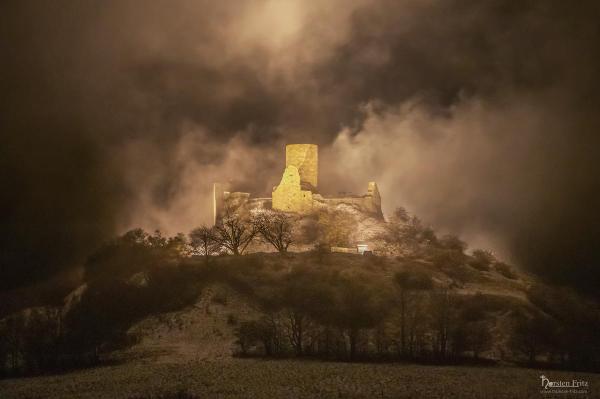 Beleuchteter Desenberg im Nebel