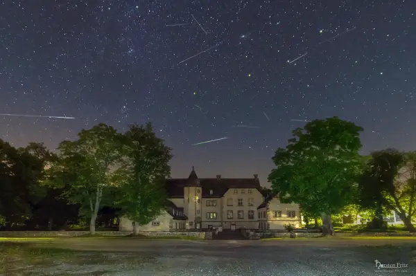 Perseiden über dem Wasserschloss in Schweckhausen