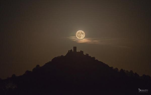 Vollmond über dem Desenberg
