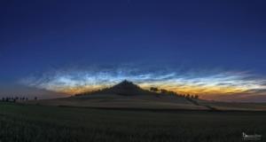Leuchtenden Nachtwolken am Desenberg