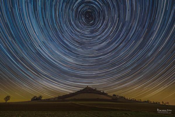 Startrails über dem Desenberg von Thorsten Fritz