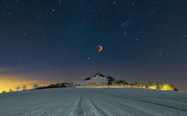 Blutmond über dem Desenberg ( collage )