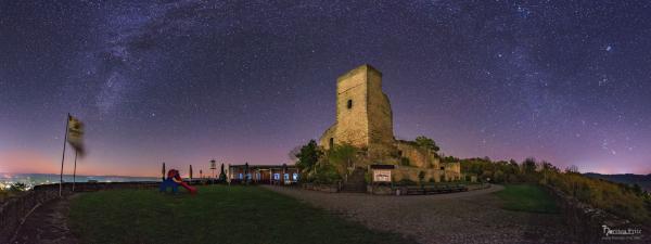 Herbstlicher Sternenhimmel über der Kugelsburg.