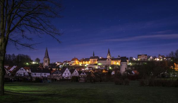 Warburger Südansicht bei Nacht.             