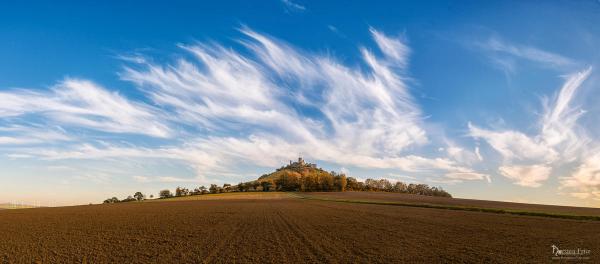 Flammenwolken übder dem Desenberg